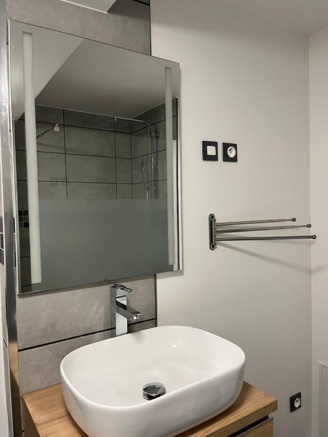 Superbe Appartement Au Bord Du Canal De St Quentin 생캉탱 외부 사진